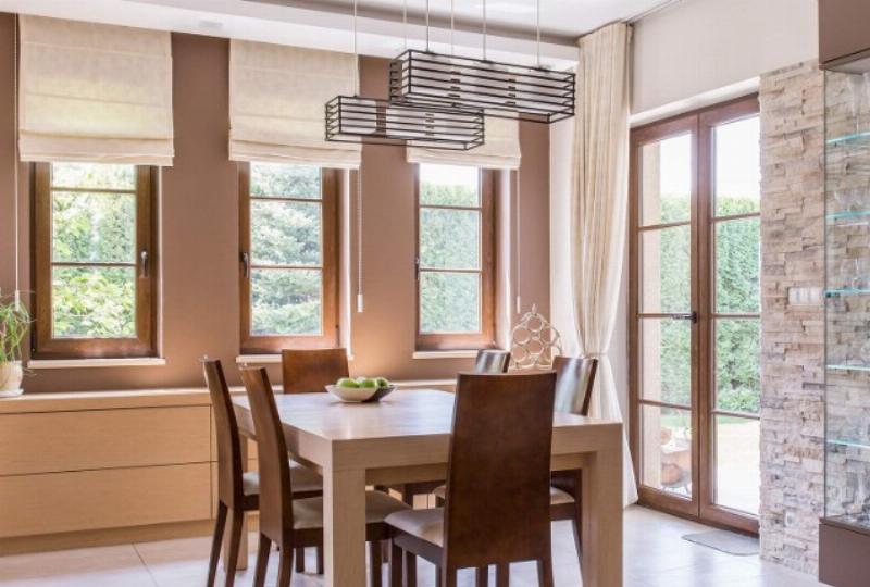 Hình ảnh một không gian nội thất (phòng khách hoặc phòng ngủ) được trang trí với các tông màu vàng, nâu đất, trắng, xám một cách hài hòa, tạo cảm giác ấm cúng và hiện đại.