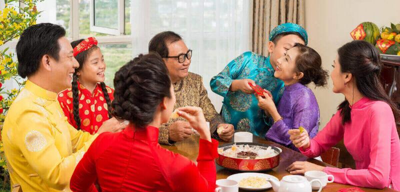 Hình ảnh minh họa các vật dụng hoặc trang phục có màu đỏ, cam, hồng bị gạch chéo hoặc kèm theo ký hiệu "cấm", "tránh", thể hiện sự kiêng kỵ đối với nữ mệnh Kim.