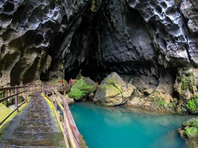 Hình ảnh cửa hang Phong Nha hoặc Thiên Đường, minh họa điểm đến cho hoạt động thể chất và khám phá khi du lịch.