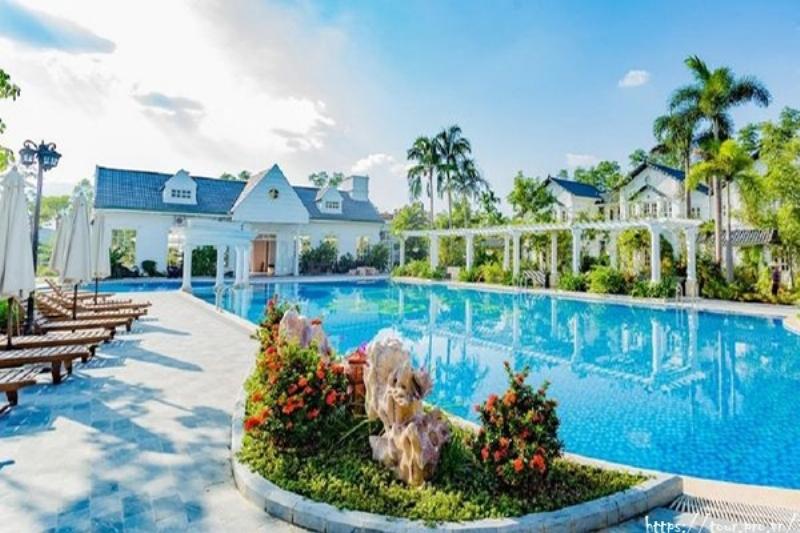 Một hình ảnh toàn cảnh khu resort hoặc công viên quốc gia rộng lớn.