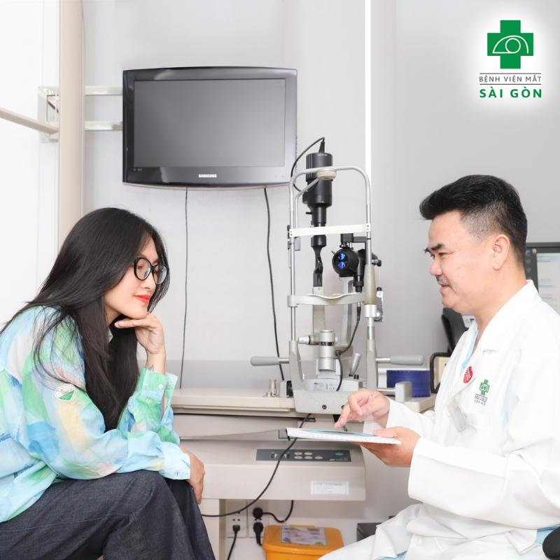 Hình ảnh minh họa quy trình thăm khám chuyên sâu trước mổ cận thị (bệnh nhân đang được đo mắt trên máy móc hiện đại, hoặc trao đổi với bác sĩ)
