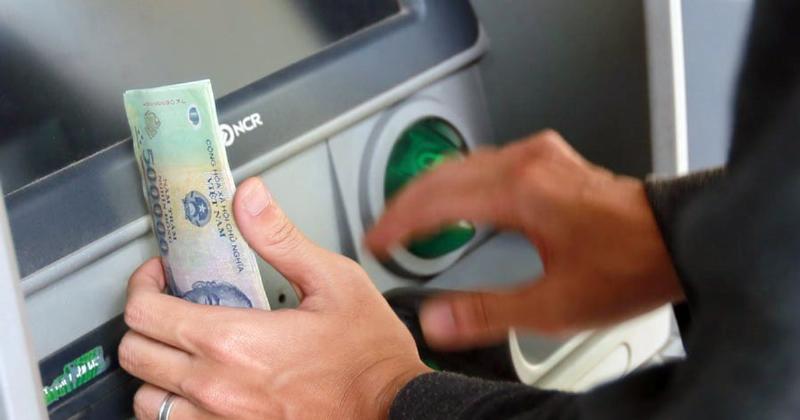 Rút tiền mặt tại quầy giao dịch Agribank