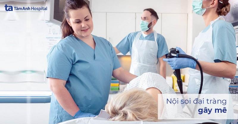 Hình ảnh du khách khó chịu vì đau bụng, minh họa sức khỏe đại tràng ảnh hưởng trải nghiệm du lịch.