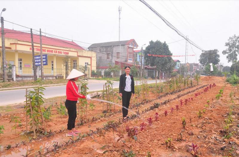 Hình ảnh một tuyến đường mới hiện đại chạy qua khu vực trước đây là đất trống hoặc nông thôn, thể hiện sự phát triển thay đổi diện mạo.