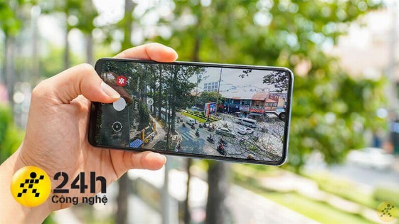 Tầm nhìn từ ban công của một quán cà phê trong Chung cư Tôn Thất Đạm nhìn ra phố đi bộ Nguyễn Huệ tấp nập