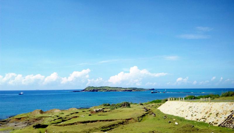 Tàu cao tốc đang di chuyển trên biển, có thể nhìn thấy bờ hoặc đảo xa xa