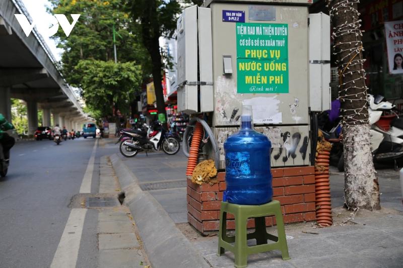 Cảnh đường phố Long Biên, Hà Nội trong một ngày hè nắng nóng gay gắt