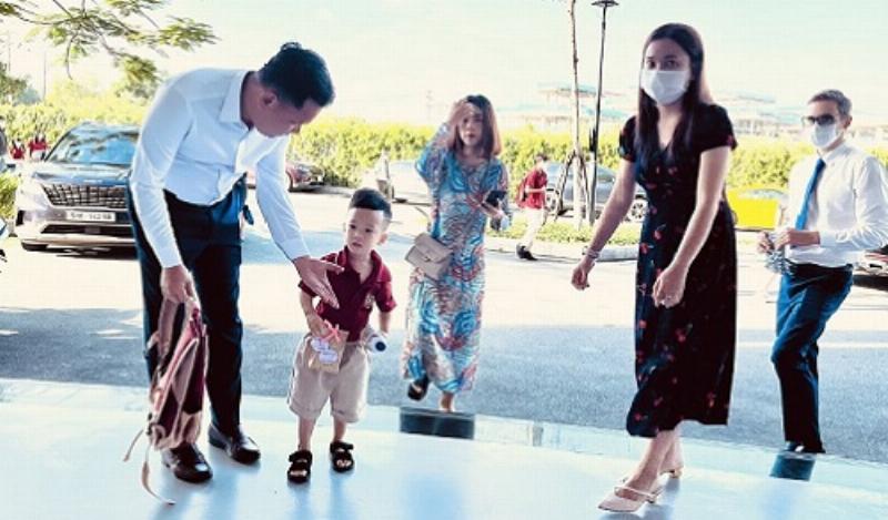 Phụ huynh và con cùng nhau đi thăm quan một ngôi trường tiểu học (có thể mô phỏng Trường Tiểu học Lê Đức Thọ)