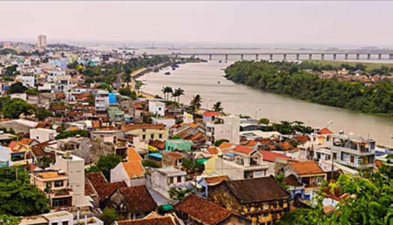 Tìm việc làm Quy Nhơn: Hình ảnh một khu nghỉ dưỡng hoặc tổ hợp du lịch hiện đại, thể hiện sự phát triển của ngành và cơ hội việc làm mới