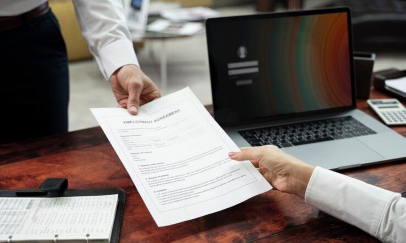 Tìm việc làm Quy Nhơn: Hồ sơ xin việc (CV) được thiết kế chuyên nghiệp trên bàn làm việc, thể hiện sự chuẩn bị kỹ lưỡng
