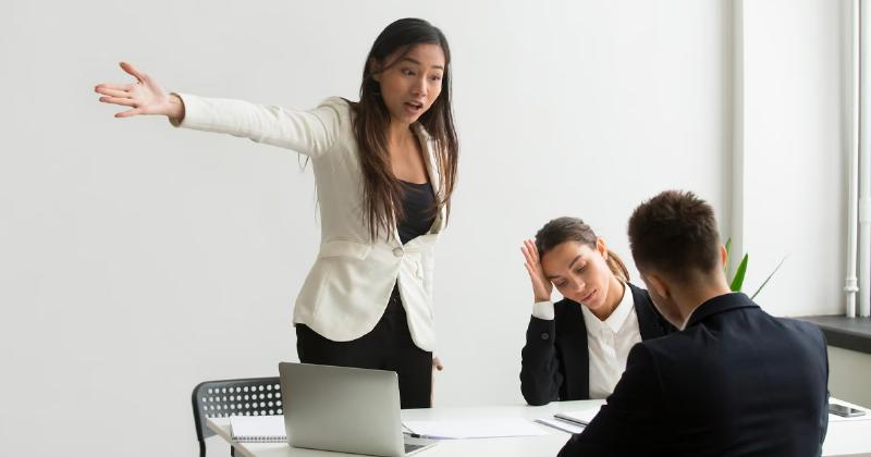 Người đang ra quyết định với biểu cảm tự tin, thể hiện sự quyết đoán của Mệnh Kim