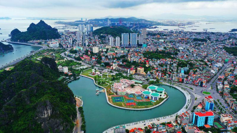 Một bức ảnh tổng hợp hoặc ghép nhiều hình ảnh nhỏ thể hiện sự đa dạng của du lịch Quảng Ninh (Vịnh Hạ Long, Yên Tử, biển, núi, đô thị...)