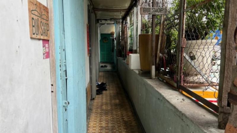 Hình ảnh một góc hành lang Chung cư Tôn Thất Đạm thể hiện không gian chung, có thể có một số vật dụng sinh hoạt nhỏ của cư dân hoặc biển báo yêu cầu giữ trật tự