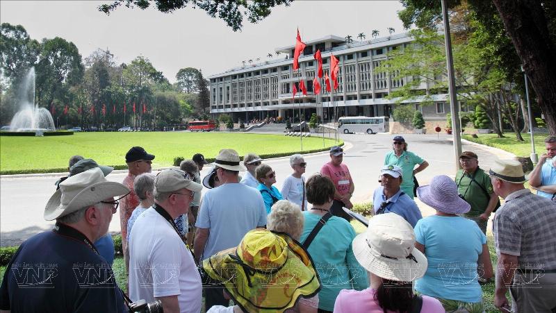 Hình ảnh nhóm du khách tham gia tour du lịch tại Địa đạo Củ Chi, huyện Củ Chi, Thành phố Hồ Chí Minh