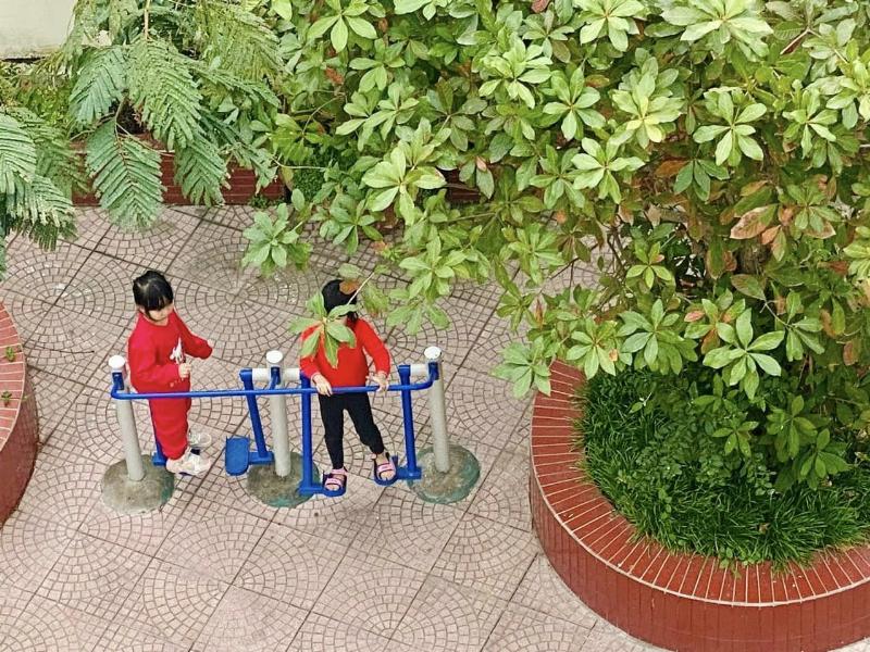Học sinh Trường Tiểu học Lê Đức Thọ đang cười đùa, chơi đùa cùng nhau trên sân trường trong giờ ra chơi