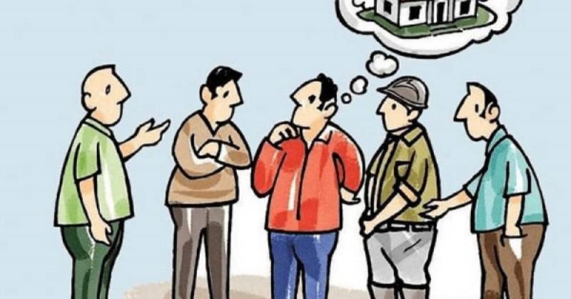 Hai người đang tranh cãi trước một bản đồ thửa đất, minh họa vấn đề tranh chấp trong thừa kế đất đai không di chúc theo luật mới nhất.