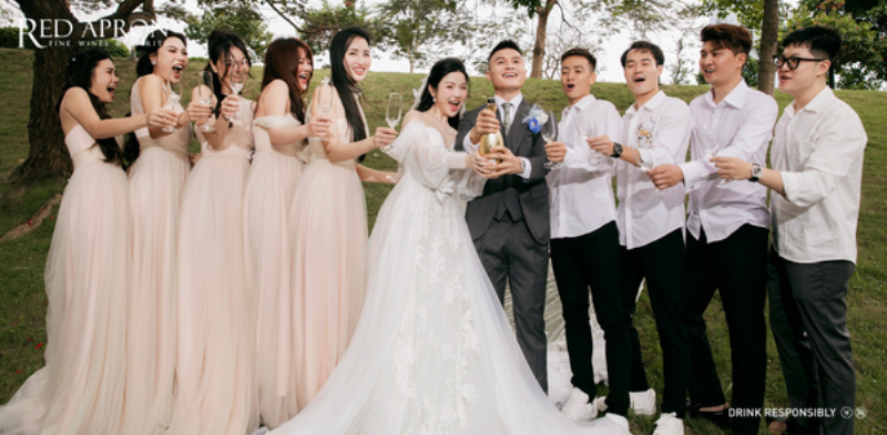 Hình ảnh một đám cưới hoặc cặp đôi hạnh phúc biểu tượng cho sự hòa hợp trong hôn nhân của người sinh năm 1990 và các tuổi hợp, thể hiện tình yêu bền chặt và gia đình viên mãn