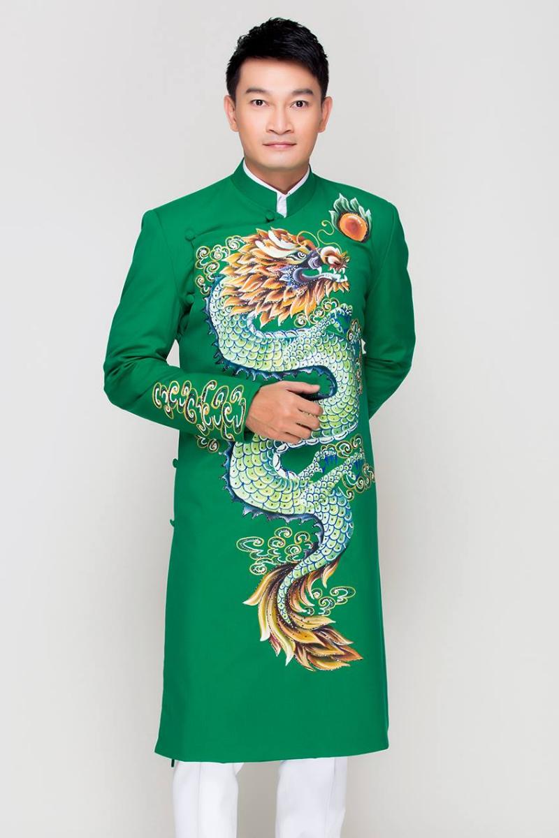 Hình ảnh lễ cưới truyền thống miền Tây với cô dâu chú rể đeo vàng, minh họa vai trò văn hóa của vàng tại Bạc Liêu.
