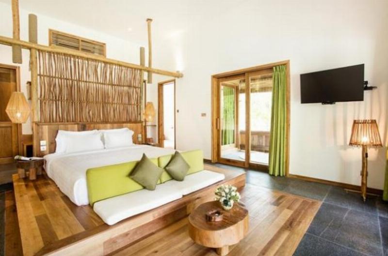 Hình ảnh một hồ bơi riêng nhỏ xinh trong khuôn viên của một căn villa Hội An giá rẻ, có thể có vài chiếc ghế nằm hoặc cây xanh xung quanh.