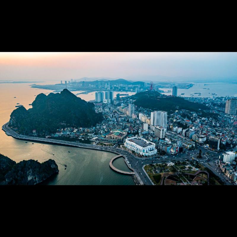 Toàn cảnh Vịnh Hạ Long với hàng ngàn đảo đá vôi hùng vĩ nổi trên mặt nước xanh ngọc