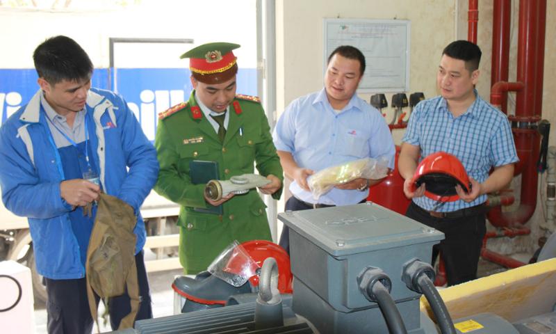 Hình ảnh một nhân viên bảo vệ đang làm nhiệm vụ tại cổng vào Chung cư Evergreen Bắc Giang hoặc hình ảnh hệ thống camera giám sát/kiểm soát ra vào hiện đại