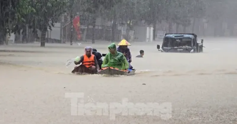 Người dân gia cố nhà cửa hoặc di chuyển đồ đạc khi có nguy cơ ngập lụt do mưa lớn tại Bắc Phú Sóc Sơn Hà Nội