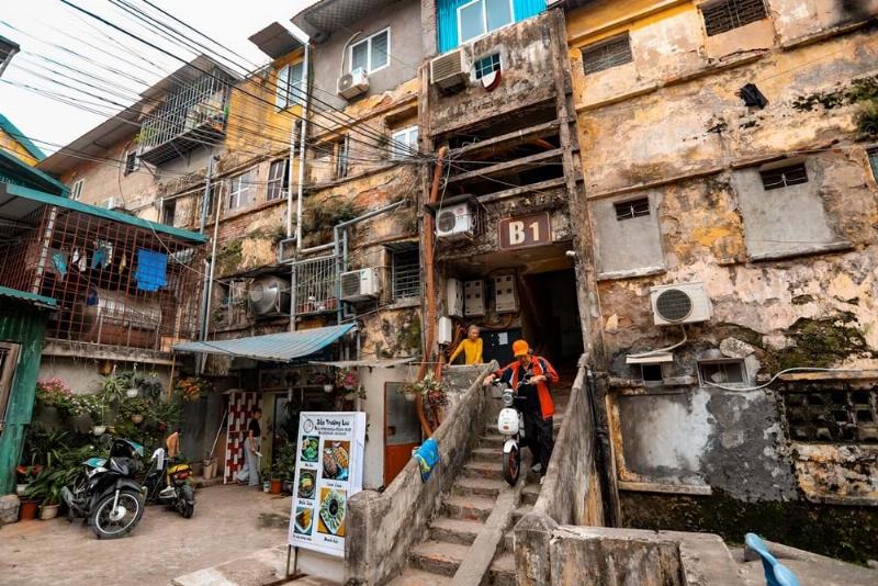 Hình ảnh mặt ngoài và sảnh một tòa nhà chung cư tại khu đô thị Thanh Hà, thể hiện kiến trúc hiện đại