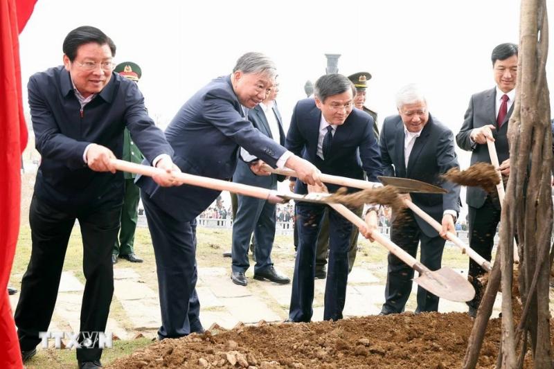 Phong cảnh đặc trưng của vùng Bắc Trung Bộ với núi đá vôi và cây xanh hùng vĩ