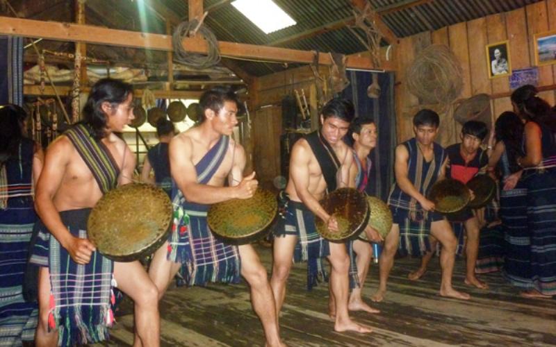 Một cảnh quan đẹp (ví dụ: thác nước, thung lũng, bản làng) ở miền Tây Nghệ An, thể hiện tiềm năng du lịch sinh thái và khám phá của tỉnh có diện tích lớn nhất Việt Nam