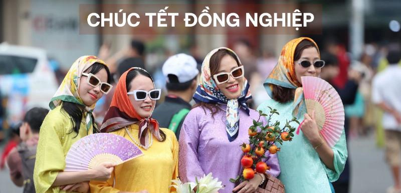 Hình ảnh một cặp đôi trẻ trung, thành đạt, có thể đang cùng nhau làm việc hoặc tận hưởng cuộc sống sung túc, minh họa cho sự vượng phát về tài lộc khi nam 2004 kết hôn với nữ hợp tuổi như 1993 hoặc 2005.