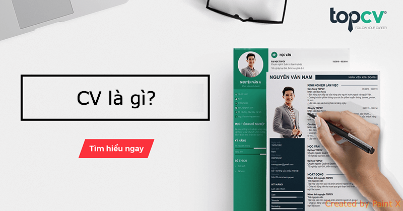 Một người đang chỉnh sửa file CV trên máy tính, xung quanh là các tài liệu liên quan đến hồ sơ xin việc, tượng trưng cho việc chuẩn bị hồ sơ khi cần tìm việc làm gấp ở Nha Trang