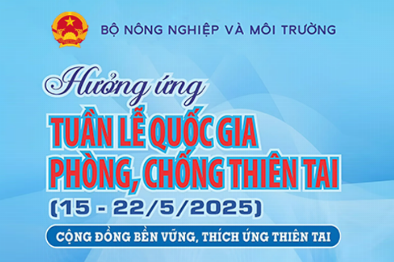 Một người dân đang kiểm tra cửa sổ và vật dụng chống rét trong nhà ở Thạch Bàn Long Biên Hà Nội vào mùa đông
