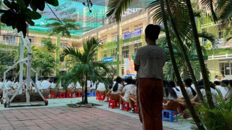 Hình ảnh một gia đình trẻ hoặc người đi làm trẻ tuổi vui vẻ trong khuôn viên chung cư VOV Mễ Trì
