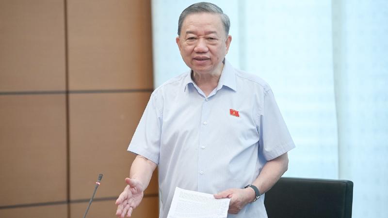Hình ảnh minh họa việc kiểm tra giấy tờ hoặc xem xét kỹ căn hộ trước khi giao dịch tại chung cư VOV Mễ Trì
