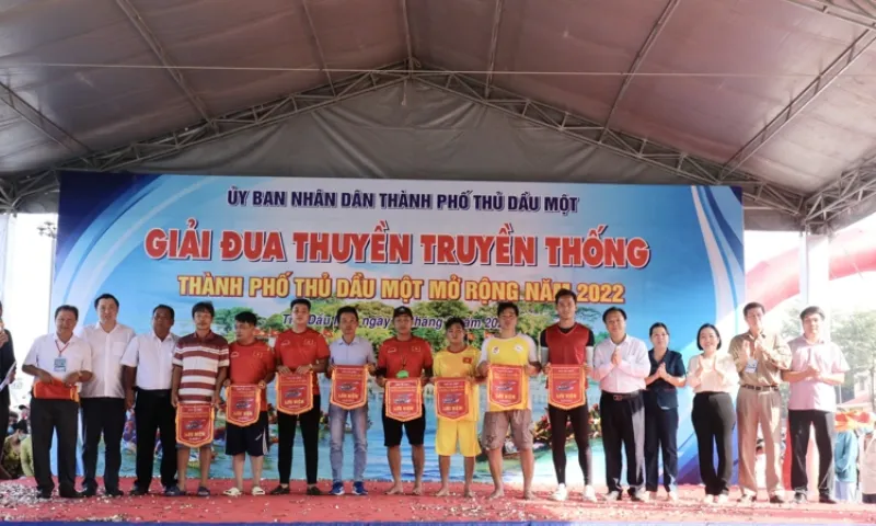 Gia đình vui chơi tại Công viên Sông Bạch Đằng Bình Dương