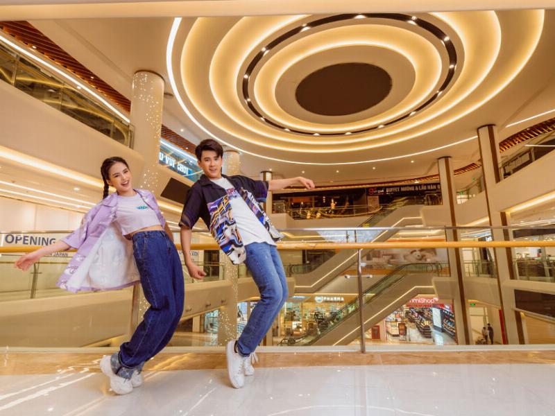 Một gia đình đang đi dạo và mua sắm trong Vincom Mega Mall Smart City