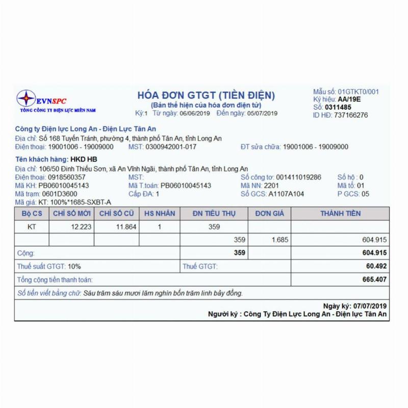Hình ảnh khách hàng đang xếp hàng hoặc chờ đợi tại khu vực sảnh chờ của chi nhánh Vietcombank ở Bình Dương, với các quầy giao dịch phía sau.