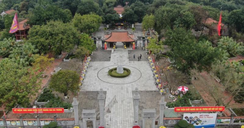 Hình ảnh đền thờ Hai Bà Trưng tại Mê Linh, thể hiện kiến trúc và không khí trang nghiêm của di tích