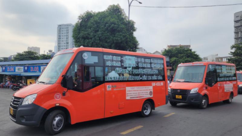 Khu vực nhà chờ của bến xe An Sương với ghế ngồi và bảng thông báo