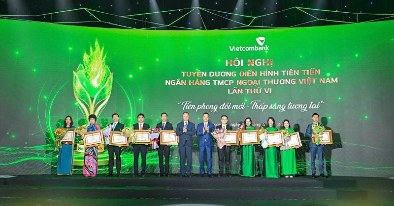 Hình ảnh minh họa các dịch vụ ngân hàng doanh nghiệp của Vietcombank tại Bình Dương: nhóm người đang họp bàn về tài chính, biểu đồ tăng trưởng, biểu tượng tiền tệ quốc tế, hoặc giao diện VCB CashUp trên máy tính.