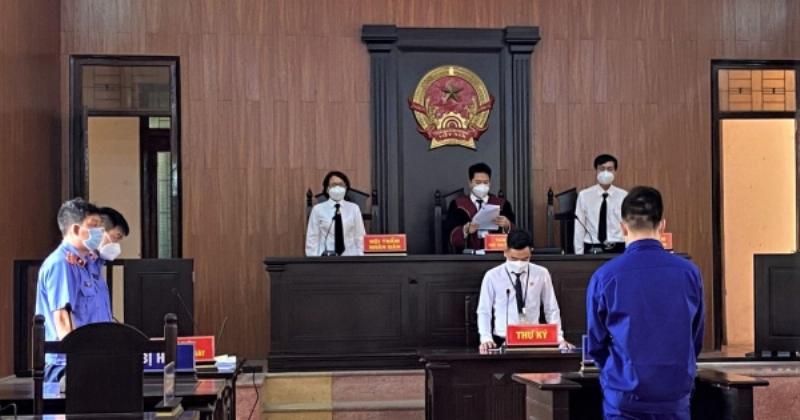 Hình ảnh minh họa hoặc tượng trưng cho các điều khoản quan trọng trong hợp đồng mua bán căn hộ chung cư An Gia Bình Chánh, như các trang hợp đồng, bút ghi chú vào các mục chính như giá, tiến độ bàn giao, pháp lý, thể hiện sự cẩn trọng khi đọc hợp đồng.