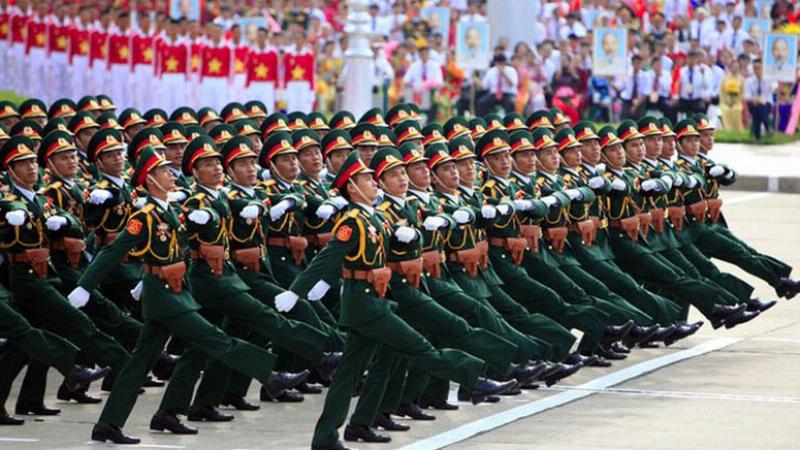 Biểu tượng dấu hỏi chấm lớn đặt trên một bản đồ số trên điện thoại, tượng trưng cho sự nghi ngờ về độ chính xác và độ tin cậy của thông tin đất đai trực tuyến