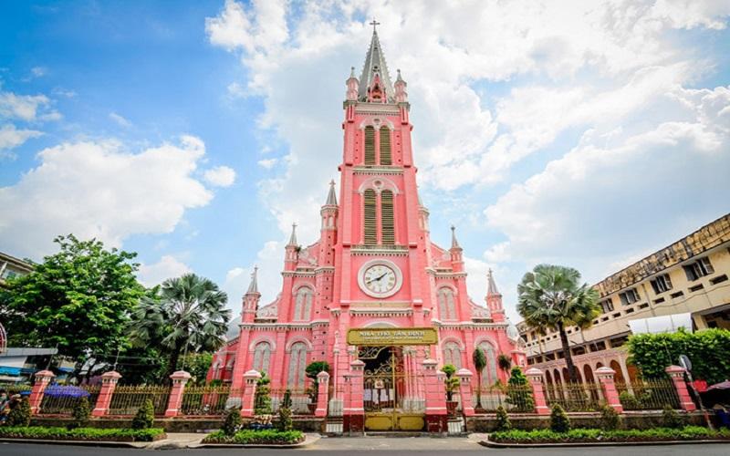 Hình ảnh Nhà thờ Tân Định ban đêm với ánh đèn lung linh huyền ảo
