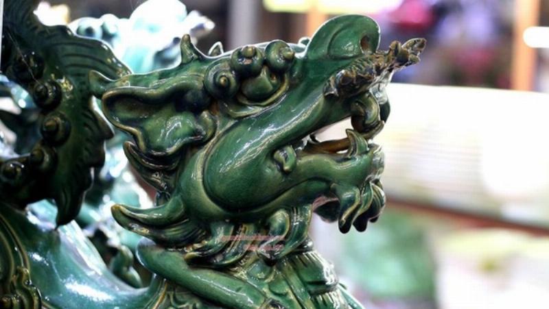Hình ảnh minh họa các vật phẩm hoặc hành động phong thủy dùng để hóa giải xung khắc (ví dụ: tượng Phật, vòng tay phong thủy, cảnh lễ cúng).