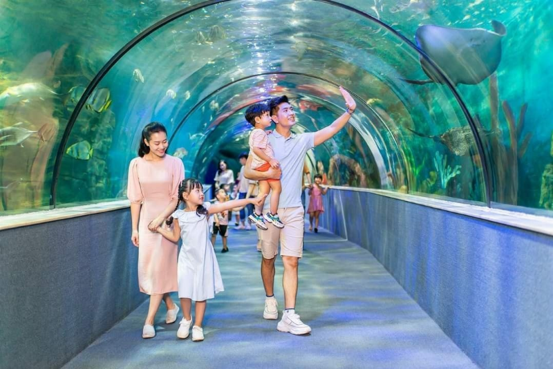 Hình ảnh chung về không khí tấp nập, vui vẻ tại Vincom Plaza Bắc Từ Liêm vào cuối tuần