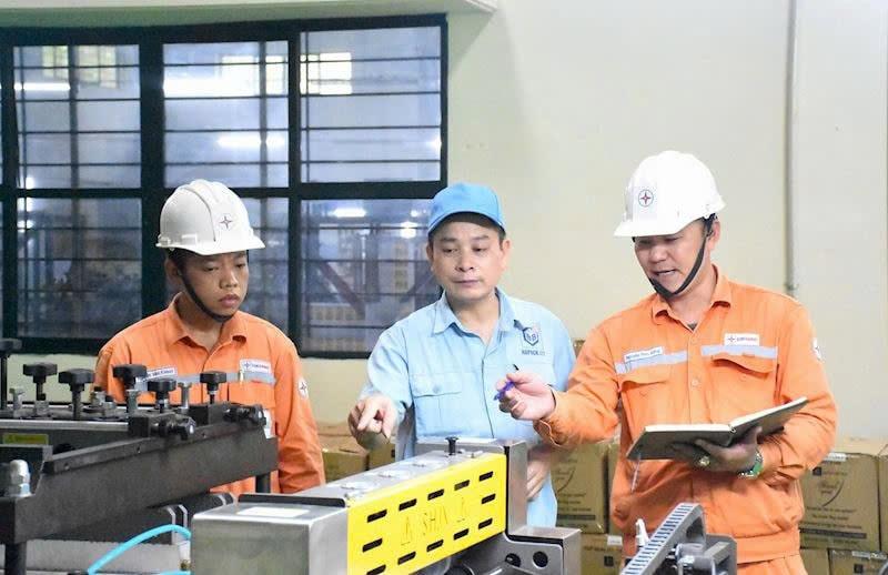 Hình ảnh tổng hợp thể hiện sự thành công trong kinh doanh khách sạn tại Hà Nội: khách sạn sáng đèn, khách ra vào, biểu đồ tăng trưởng