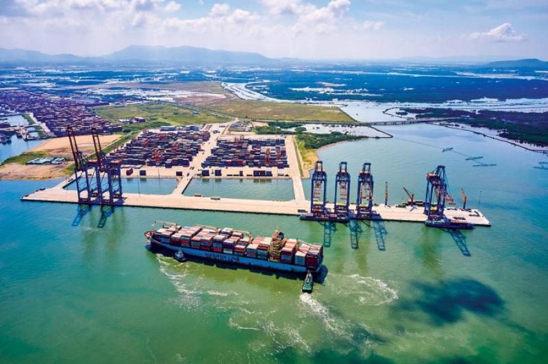 Cảnh cảng Cái Mép – Thị Vải sầm uất với tàu container, thể hiện vai trò kết nối của cao tốc