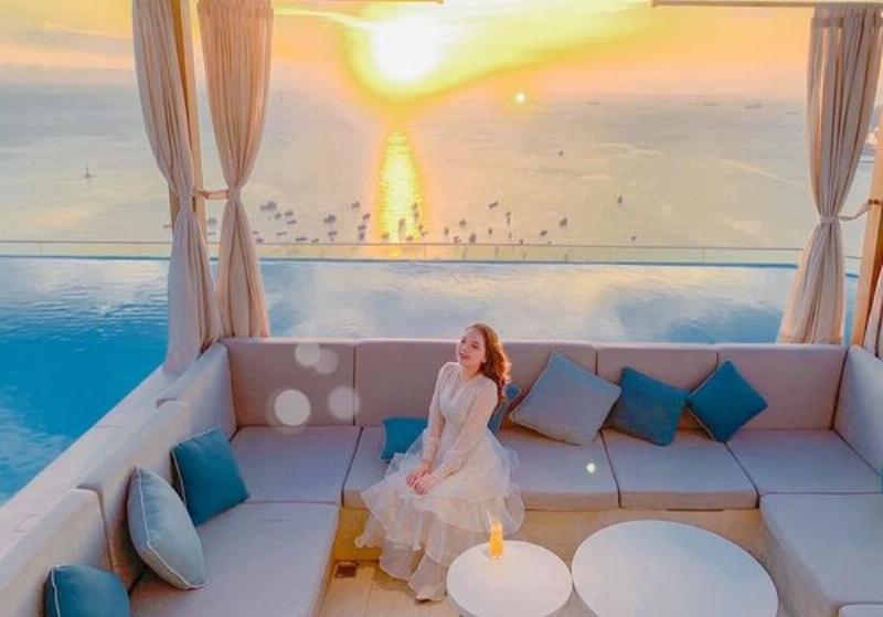 Bể bơi hiện đại tại khách sạn bãi trước Vũng Tàu, có thể là bể bơi vô cực nhìn ra biển, hoặc bể bơi trên tầng thượng, có ghế nằm thư giãn và dù che nắng, thể hiện tiện ích nghỉ dưỡng cao cấp.