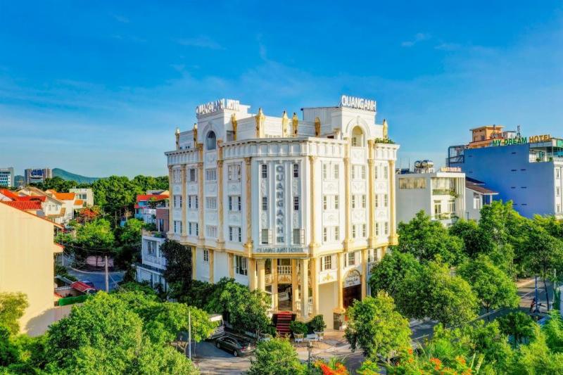 Hình ảnh phòng ngủ khách sạn bãi trước Vũng Tàu sạch sẽ, tiện nghi, có cửa sổ lớn hoặc ban công nhìn ra quang cảnh bên ngoài (biển hoặc thành phố), thể hiện sự thoải mái và chất lượng dịch vụ.