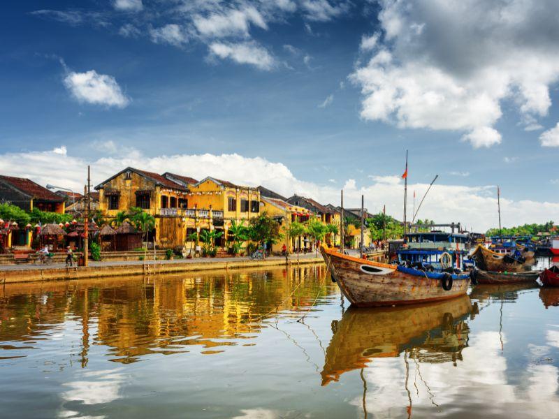 Hinh anh phong canh dep, doc dao cua mien Trung (vi du: Deo Hai Van, mot con thuyen tren song Hoai, pho co Hoi An)